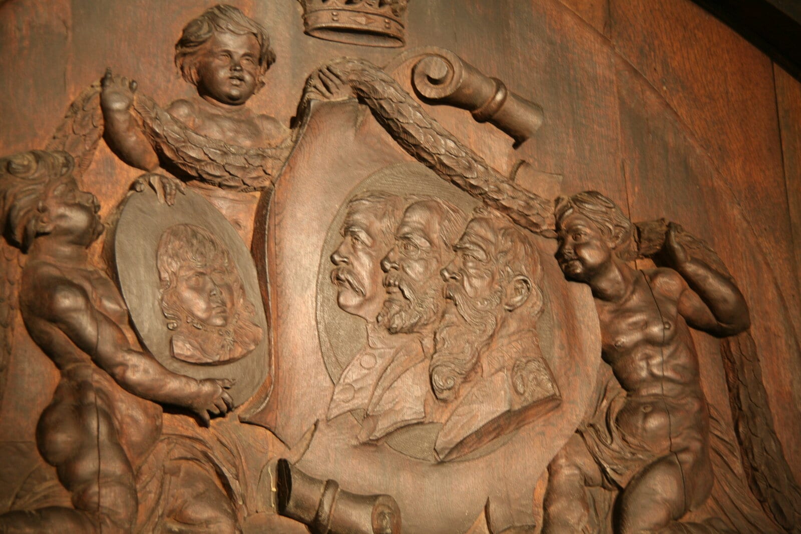 Geschnitztes Relief der vier Generationen der Wittelsbacher Königsfamilie auf dem Wittelsbacher Faß