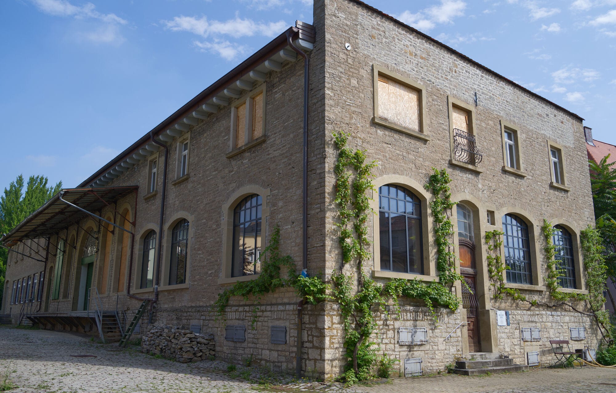 Muschelkalk-Bruchsteinfassade des Haupthauses von Gut Wilhelmsberg im Innenhof